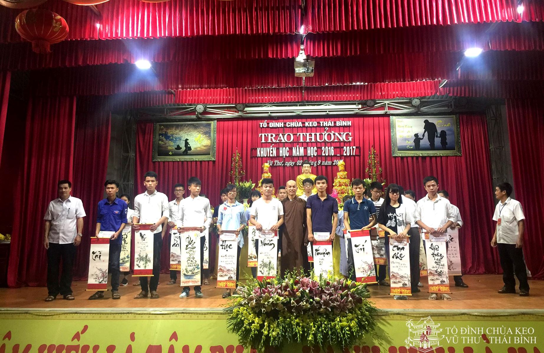 Tổ đình chùa Keo – Thái Bình trao quà khuyến học khuyến tài năm học 2016 – 2017