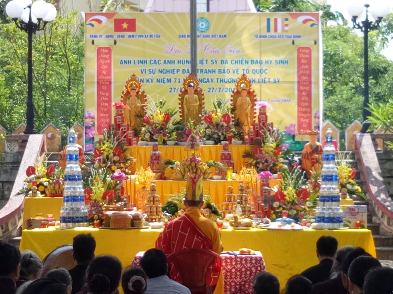 Thái Bình: Trang nghiêm Đại lễ cầu siêu anh hùng liệt sỹ tại nghĩa trang liệt sỹ xã Vũ Tiến.