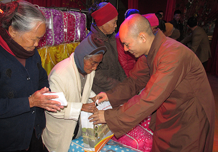 Trao quà từ thiện cho người nghèo nhân dịp Tết Đinh Dậu năm 2017